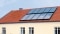 Na slici se vide solarni paneli na krovu kao pomoćno grejanje.